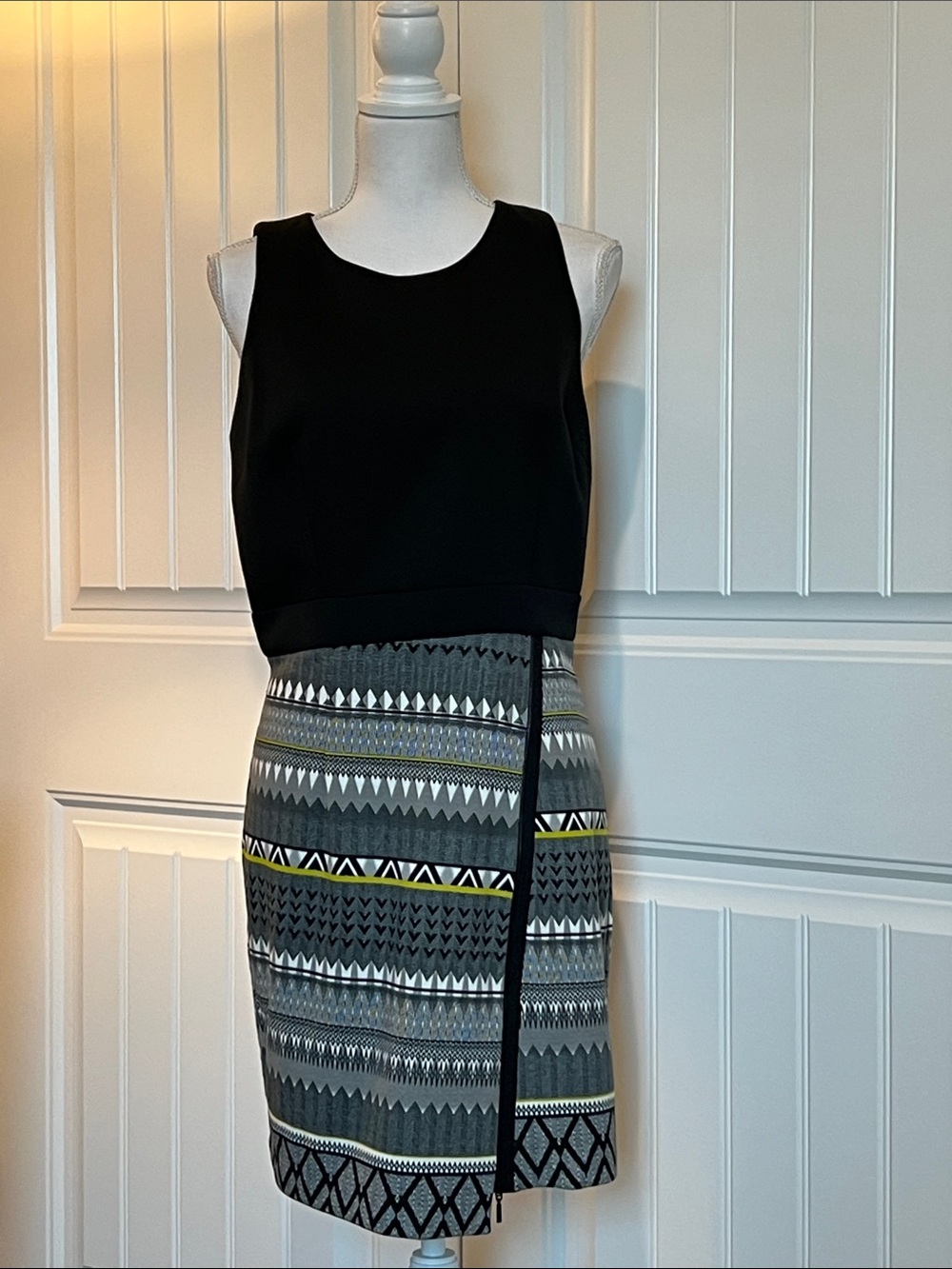 Trina Turk Geometric Sheath Dress Large Fully Lined Designer Modern Chic Carrer